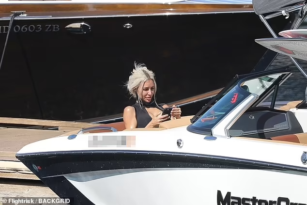 Theo truyền thông Mỹ, Kim là người muốn chia tay trước. Nguyên nhân được cho là khoảng cách địa lý và công việc bận rộn. Theo truyền thông Mỹ, Kim là người muốn chia tay trước. Nguyên nhân được cho là khoảng cách địa lý và công việc bận rộn.