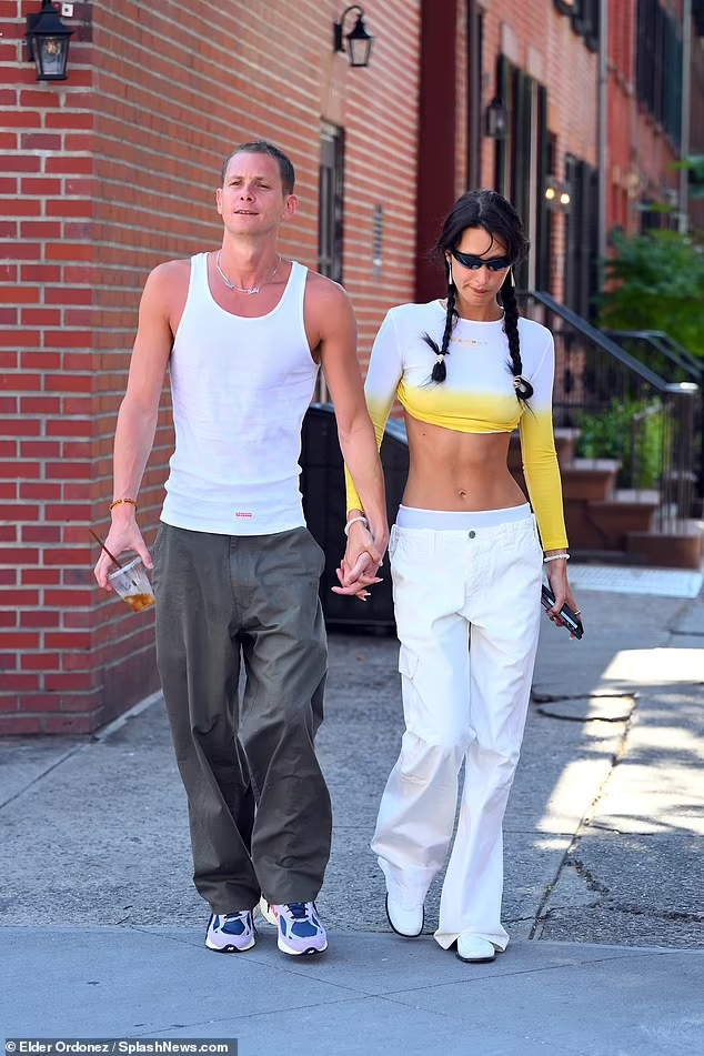 Bella Hadid dạo phố với bạn trai Marc Kalman ở New York ngày hôm qua.