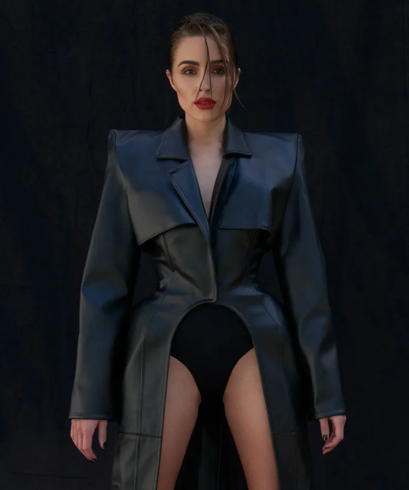 Ngoài làm mẫu, cô còn là MC nổi tiếng và dẫn dắt chung kết Hoa hậu hoàn vũ thế giới vài năm trở lại đây. Ngoài làm mẫu, cô còn là MC nổi tiếng và dẫn dắt chung kết Hoa hậu hoàn vũ thế giới vài năm trở lại đây.