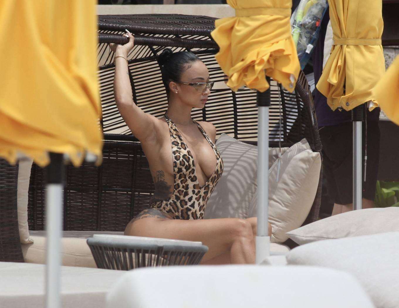 Góc ảnh lộ hình xăm khổng lồ dọc sườn phải của Draya Michele.