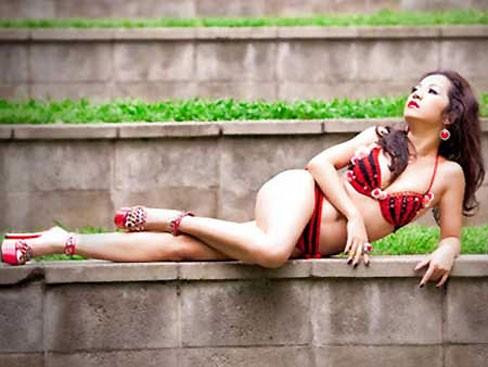 Danh hài Thúy Nga tự tin khoe ba vòng nóng bỏng.