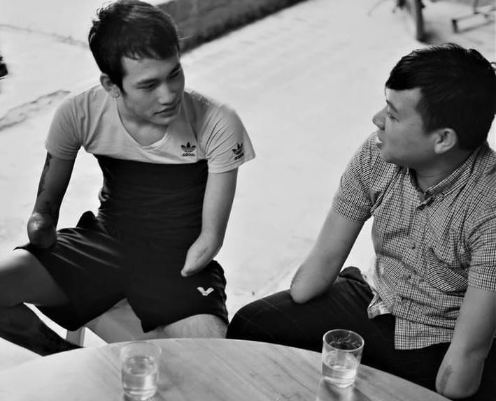 Dương Quyết Thắng đang "truyền lửa" cùng các bạn đồng cảnh ngộ. Dương Quyết Thắng đang "truyền lửa" cùng các bạn đồng cảnh ngộ.