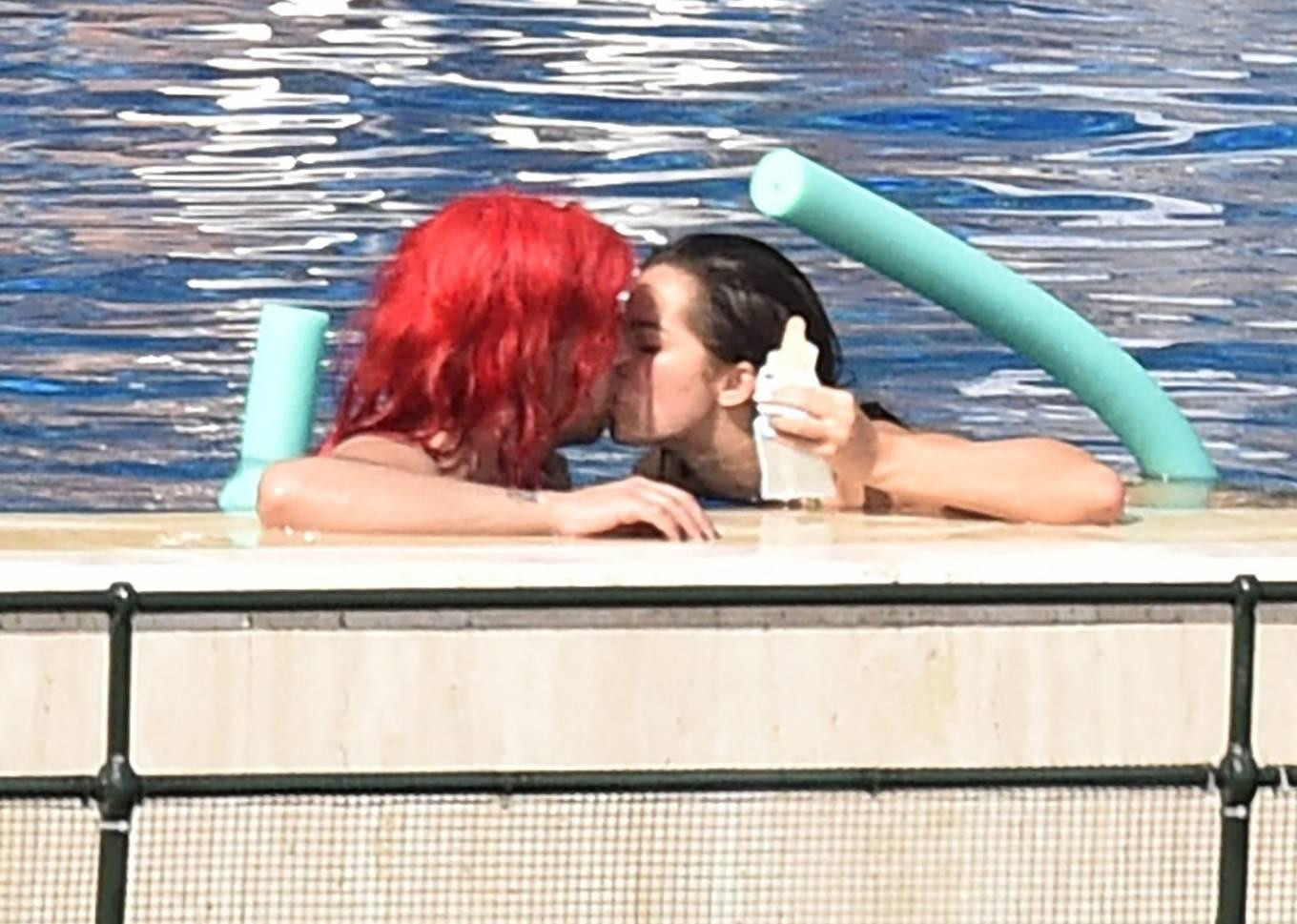 Cô và bạn trai đã có những khoảnh khắc khóa môi mặn nồng và nhanh chóng lọt ống kính giới săn ảnh.