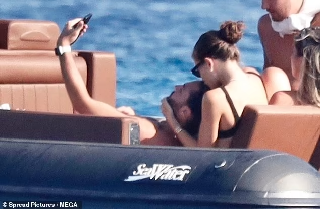 Những khoảnh khắc tình tứ mật ngọt...