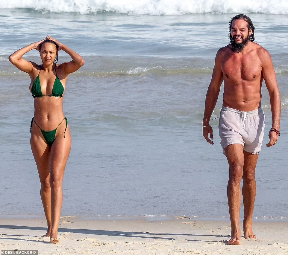 Nàng mẫu đình đám đến từ Brazil khiến fan "phát sốt" khi xuất hiện trên bãi biển với bộ áo tắm 2 mảnh màu xanh lá nhỏ xíu, phô đường cong thể hình cực nóng bỏng.