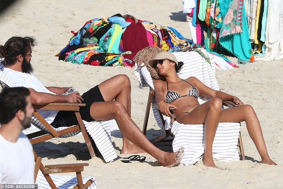 Cặp đôi tổ chức hôn lễ trên bãi biển tại quê nhà của cô dâu vào vào đầu tháng 7 vừa qua sau 4 năm hẹn hò.