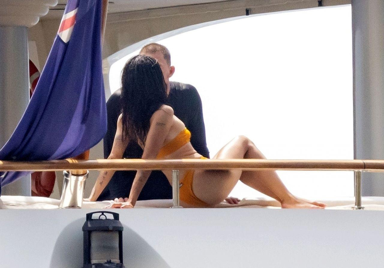 Khoảnh khắc tình tứ riêng tư của Zoe Kravitz và tài tử "Magic Mike" cũng lọt ống kính cánh săn ảnh.