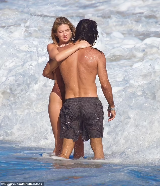 Bạn trai gần đây nhất được biết đến của cô là nam diễn viên Skeet Ulrich - được biết đến với với bộ phim truyền hình của Mỹ Riverdale (2017). Tuy nhiên, cặp đôi đã chia tay vào năm 2020.