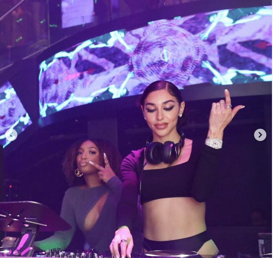 Chantel Jeffries khoe ảnh đi làm trên trang cá nhân được fan khen xinh đẹp.