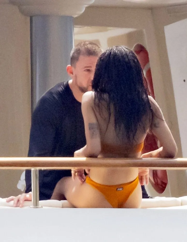 Cặp sao bị đồn hẹn hò từ tháng 8 năm ngoái khi xuất hiện cùng nhau trên phố và có những cử chỉ thân mật nhưng không lên tiếng xác nhận. Họ tiếp tục sánh đôi tại thảm đỏ Met Gala diễn ra ở New York (Mỹ) hôm 13/9/2021 (giờ địa phương) nhưng vẫn giữ khoảng cách nhất định.