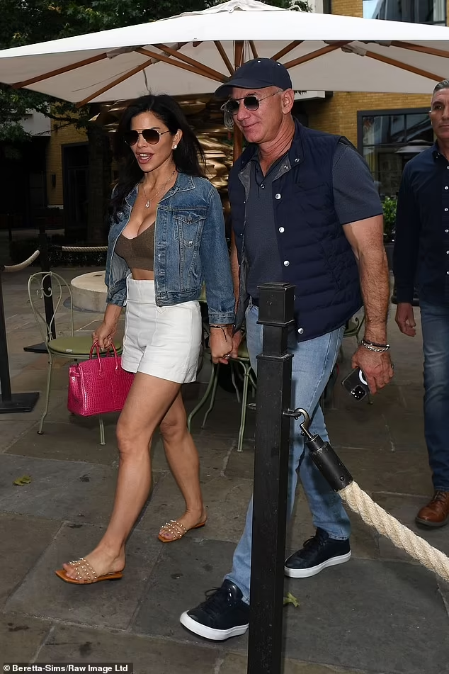 Nhà sáng lập Amazone 58 tuổi và bạn gái là nữ MC Lauren Sanchez 53 nhanh chóng lọt ống kính của cánh săn ảnh.