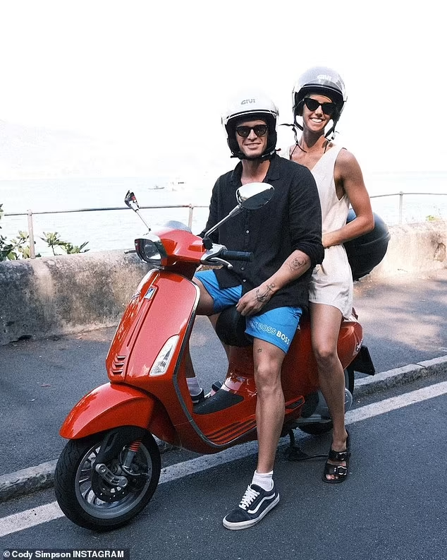 Cặp đôi người Úc đều đam mê bơi lội. Chính Cody Simpson cũng đã gác lại sự nghiệp ca hát ở Mỹ để về quê nhà tập trung cho bơi lội với quyết tâm chinh phục Olympic. Cũng vì điều này mà anh và Miley Cyrus đã quyết định chia tay vì công việc và địa lý xa cách.