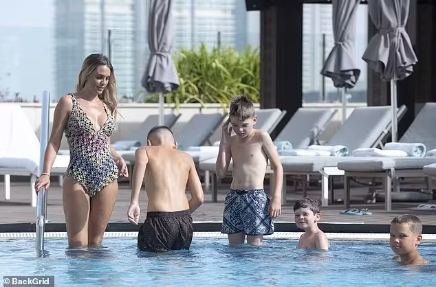Sau khi sinh con trai thứ 4, Danielle Lloyd từng trải qua một cuộc "tổng đại tu" nhan sắc. Cô chia sẻ việc sinh nở đã ảnh hưởng đến vóc dáng và cô không tự tin vào vẻ ngoài của mình, nên đã sang Brazil để phẫu thuật thẩm mỹ như nâng ngực, nâng mông, hút mỡ... Thậm chí, cô đã bí mật đi nâng mí mắt theo kỹ thuật fox-eye lift (nâng mắt cáo) khi mang bầu lần 5 khiến chồng cô vô cùng tức giận.