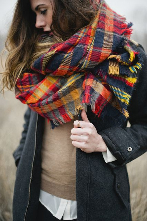 Mẫu khăn tartan thích hợp với cô nàng cá tính