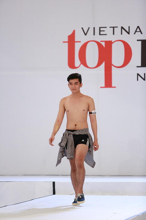 Anh chàng còn quấn áo sơ-mi quanh hông cho phần biểu diễn thêm sinh động