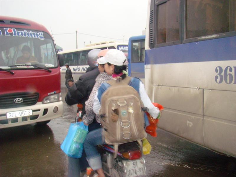 Muốn cơ động, nhiểu ngưởi bắt xe ôm vào bến