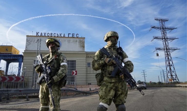Binh lính Nga canh gác ở nhà máy thuỷ điện Kakhovka thuộc tỉnh Kherson. (Ảnh: AP)