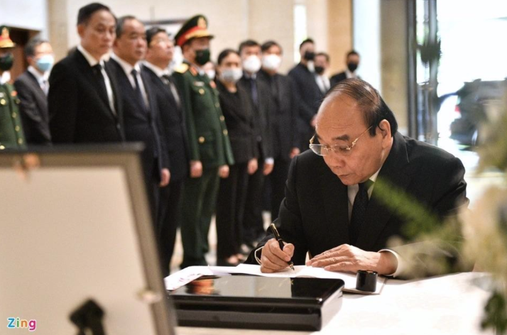 Chủ tịch nước Nguyễn Xuân Phúc ghi sổ tang. (Ảnh: Zing) Chủ tịch nước Nguyễn Xuân Phúc ghi sổ tang. (Ảnh: Zing)
