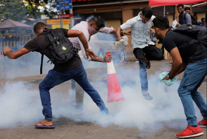 Người biểu tình bao vây khu nhà của Tổng thống Sri Lanka ngày 9/7. (Ảnh: Reuters) Người biểu tình bao vây khu nhà của Tổng thống Sri Lanka ngày 9/7. (Ảnh: Reuters)