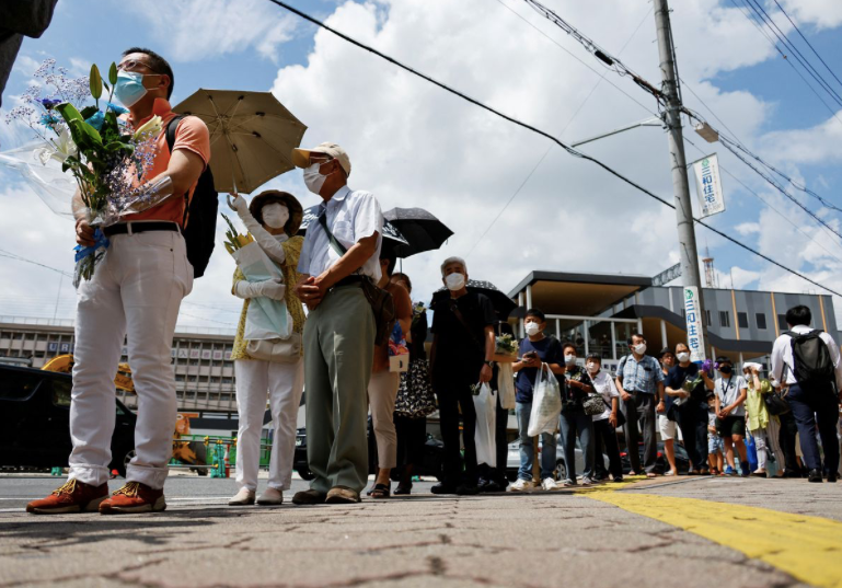 Người dân xếp hàng trước nhà ga ở thành phố Nara ngày 9/7. (Ảnh: Reuters Người dân xếp hàng trước nhà ga ở thành phố Nara ngày 9/7. (Ảnh: Reuters