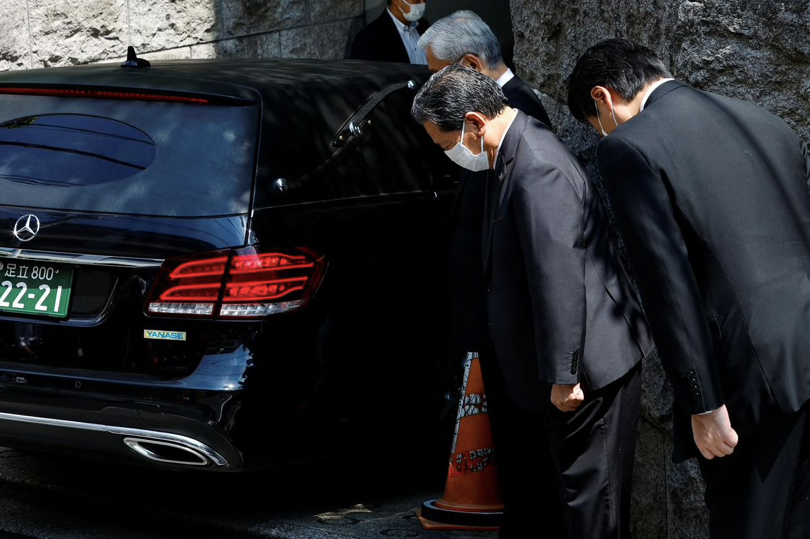 Chiếc xe đưa linh cữu của cố Thủ tướng Abe Shinzo từ Nara về Tokyo ngày 9/7. (Ảnh: Reuters) Chiếc xe đưa linh cữu của cố Thủ tướng Abe Shinzo từ Nara về Tokyo ngày 9/7. (Ảnh: Reuters)