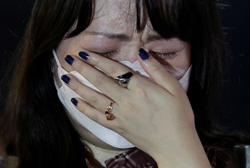 Nhiều người dân Nhật không giấu được xúc động sau khi nhà lãnh đạo có nhiều đóng góp lớn cho đất nước ra đi đột ngột. (Ảnh: Reuters) Nhiều người dân Nhật không giấu được xúc động sau khi nhà lãnh đạo có nhiều đóng góp lớn cho đất nước ra đi đột ngột. (Ảnh: Reuters)