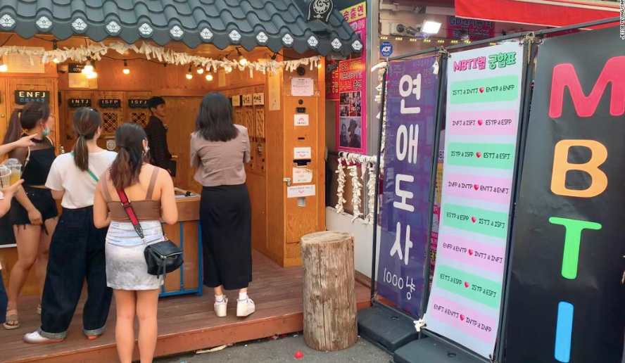 Một quầy đoán vận may sử dụng MBTI ở Seoul ngày 25/6. (Ảnh: CNN)