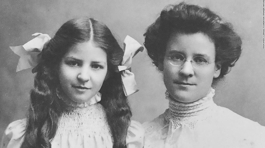 Isabel Briggs Myers (trái) và mẹ Katharine Cook Briggs
