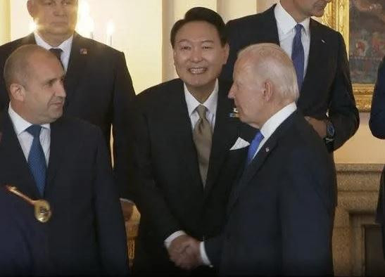 Khoảnh khắc ông Biden vừa bắt tay Tổng thống Hàn Quốc vừa nói chuyện với Tổng thống Bulgaria