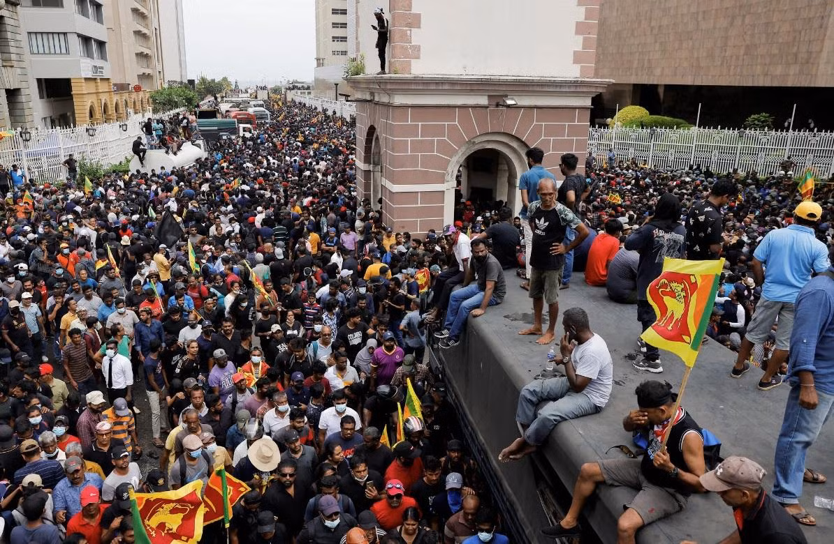 Người biểu tình Sri Lanka vây tư dinh của Tổng thống Gotabaya Rajapaksa ngày 9/7. (Ảnh: Reuters)