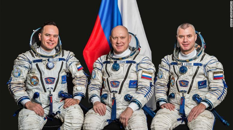 (Từ trái qua) Ba phi hành gia Nga Sergey Korsakov, Oleg Artemyev, và Denis Matveev chụp ảnh chung trong trung tâm huấn luyện Gagarin ở Mátxcơva