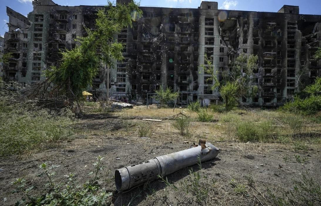 Một xác tên lửa rơi gần tòa nhà dân cư ở thành phố Sievierodonetsk thuộc miền đông Ukraine. (Ảnh: AP) Một xác tên lửa rơi gần tòa nhà dân cư ở thành phố Sievierodonetsk thuộc miền đông Ukraine. (Ảnh: AP)