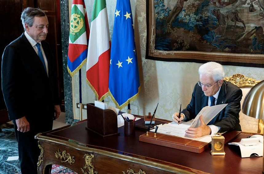 Tổng thống Ý Sergio Mattarella ký sắc lệnh giải tán Quốc hội ngày 21/7. (Ảnh: Reuters) Tổng thống Ý Sergio Mattarella ký sắc lệnh giải tán Quốc hội ngày 21/7. (Ảnh: Reuters)