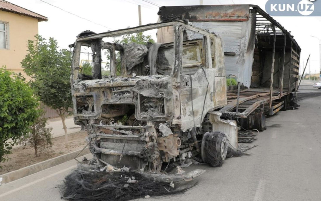 Một chiếc xe bị thiêu rụi trên phố trong đợt bạo loạn ở Uzberkistan