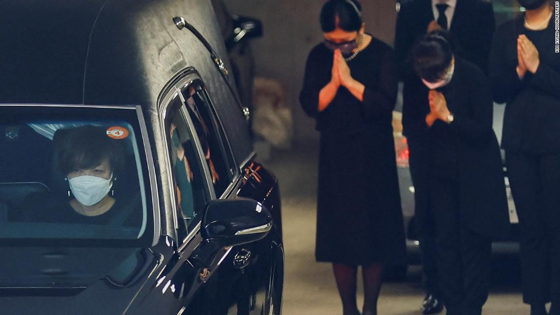 Bà Akie Abe đưa linh cữu chồng đến đền thờ làm lễ hôm 11/7. (Ảnh: CNN)