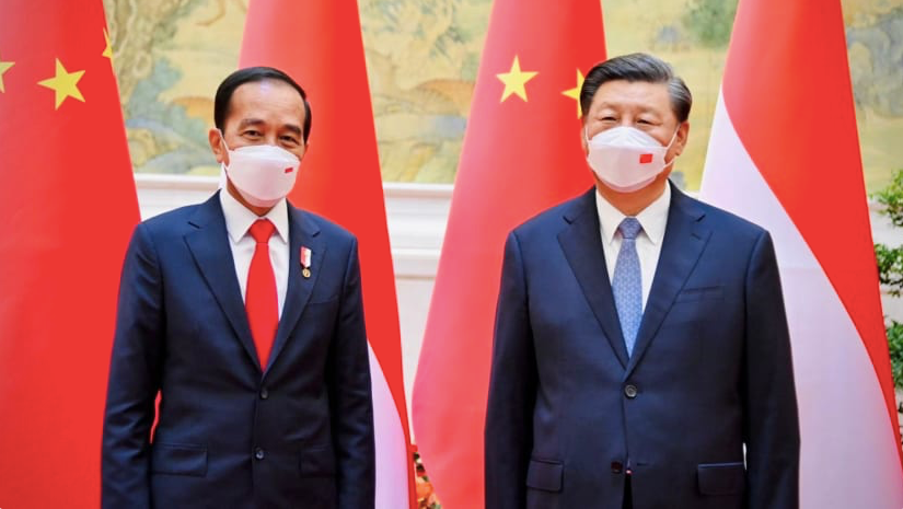 Chủ tịch Trung Quốc Tập Cận Bình (phải) đón Tổng thống Indonesia Joko Widodo tại Bắc Kinh Ngày 26/7 Chủ tịch Trung Quốc Tập Cận Bình (phải) đón Tổng thống Indonesia Joko Widodo tại Bắc Kinh Ngày 26/7