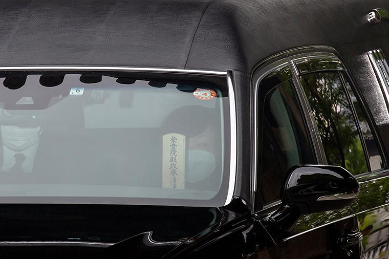 Phu nhân Akie Abe ngồi trên ghế đầu cùng bài vị cố Thủ tướng Abe. (Ảnh: CNN)