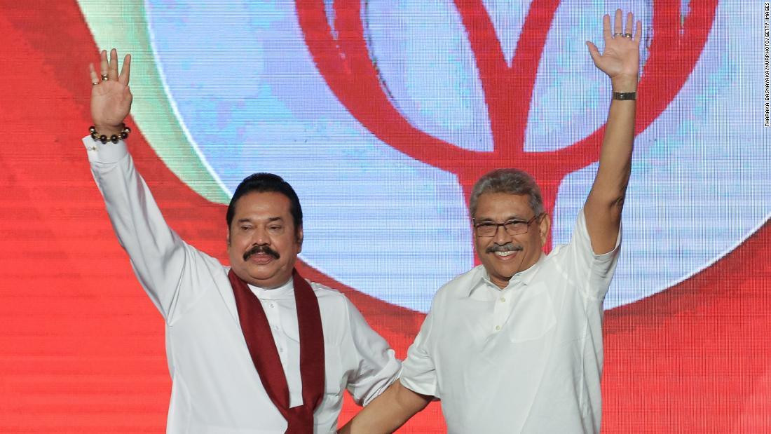 Ông Mahinda Rajapaksa (trái) và anh trai Gotabaya Rajapaksa trong một sự kiện ở Colombo năm 2019. (Ảnh: CNN) Ông Mahinda Rajapaksa (trái) và anh trai Gotabaya Rajapaksa trong một sự kiện ở Colombo năm 2019. (Ảnh: CNN)