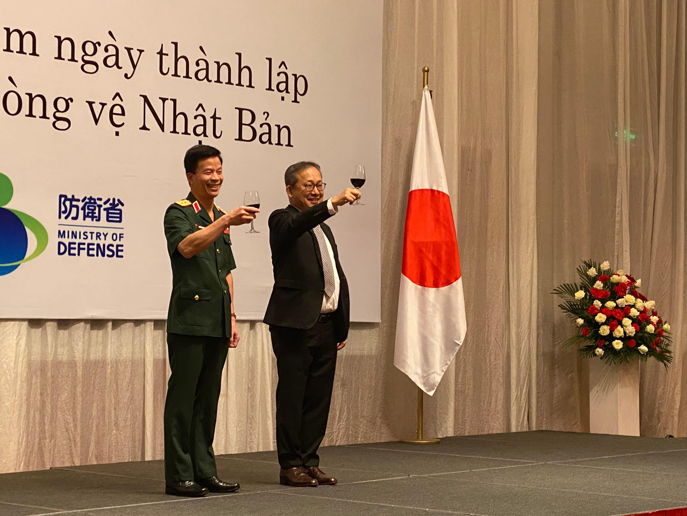 Trung tướng Nguyễn Trọng Bình và Đại sứ Nhật Bản tại Việt Nam Yamada Takio trong lễ kỷ niệm. (Ảnh: Thu Loan) Trung tướng Nguyễn Trọng Bình và Đại sứ Nhật Bản tại Việt Nam Yamada Takio trong lễ kỷ niệm. (Ảnh: Thu Loan)