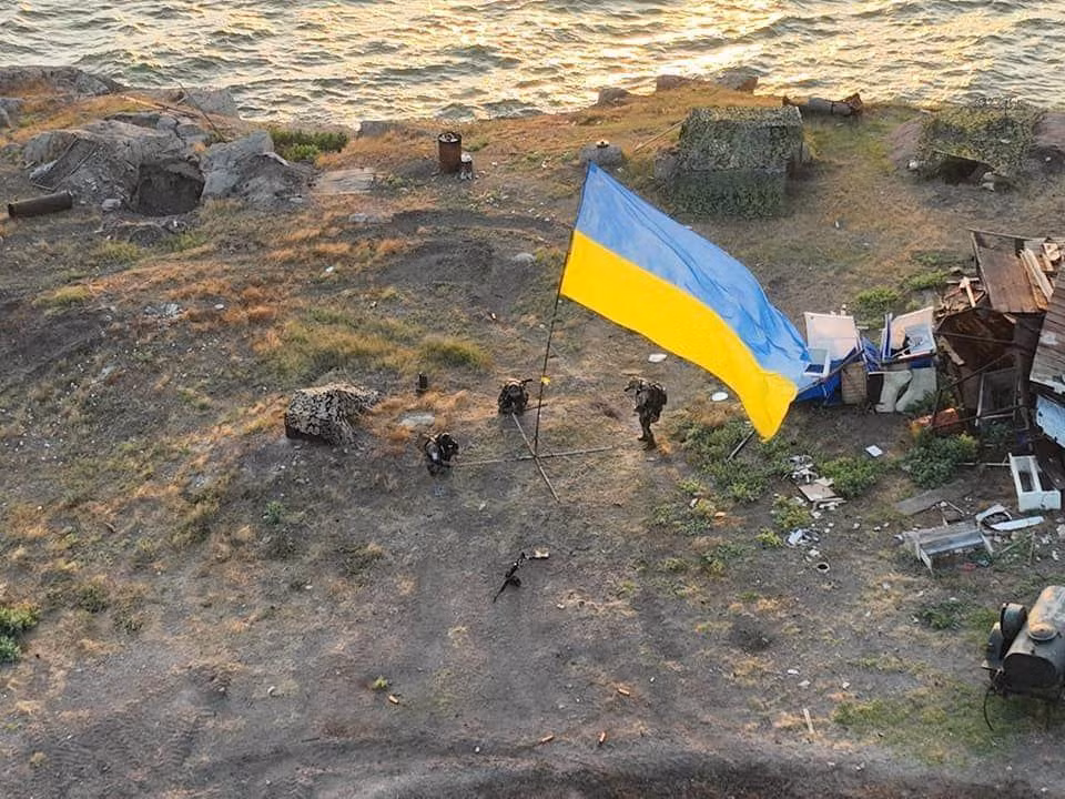 Nhóm lính Ukraine cắm cờ trên đảo Rắn. (Ảnh: Reuters) Nhóm lính Ukraine cắm cờ trên đảo Rắn. (Ảnh: Reuters)