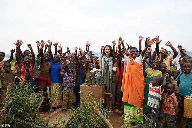 Meghan chụp ảnh cùng trẻ em Rwanda