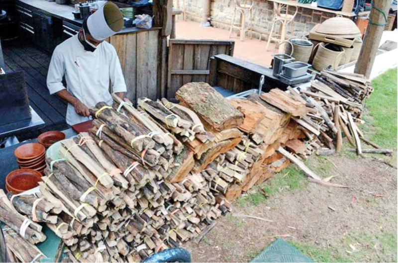 Nhiều hộ dân và quán ăn ở Sri Lanka đều phải quay về thời kỳ đun củi