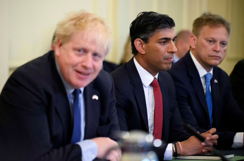 Ông Rishi Sunak ngồi cạnh Thủ tướng Boris Johnson khi còn là Bộ trưởng Tài chính. (Ảnh: Reuters) Ông Rishi Sunak ngồi cạnh Thủ tướng Boris Johnson khi còn là Bộ trưởng Tài chính. (Ảnh: Reuters)