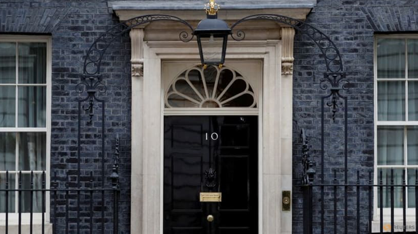 Trước cánh cửa của số 10 Phố Downing, nơi làm việc của Thủ tướng Anh. (Ảnh: Reuters)