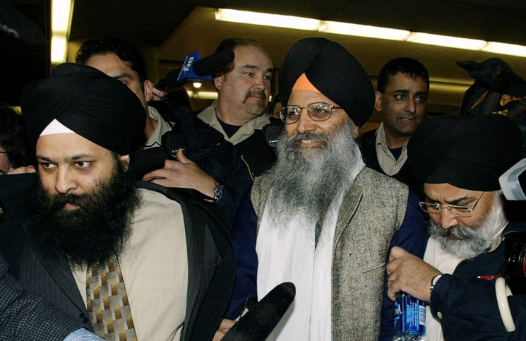 Ripudaman Singh Malik (giữa) tươi cười khi rời khỏi toà án Canada tháng 3 năm 2005. (Ảnh: Reuters) Ripudaman Singh Malik (giữa) tươi cười khi rời khỏi toà án Canada tháng 3 năm 2005. (Ảnh: Reuters)