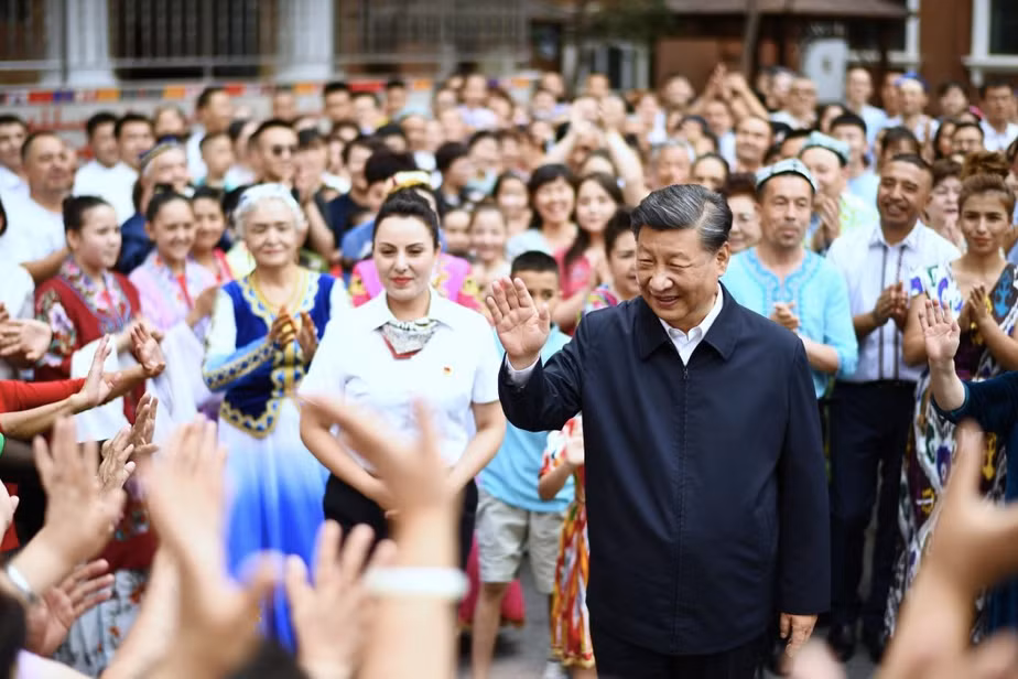 Ông Tập Cận Bình gặp gỡ người dân Tân Cương ngày 13/7. (Ảnh: Xinhua) Ông Tập Cận Bình gặp gỡ người dân Tân Cương ngày 13/7. (Ảnh: Xinhua)