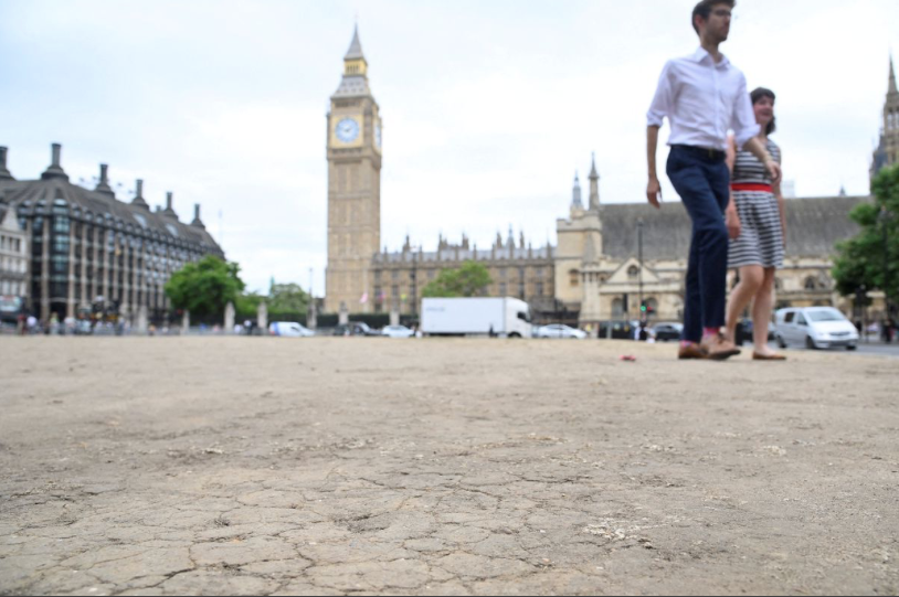 Nền đất nứt nẻ ở khu vực trước trụ sở quốc hội và tháp Big Ben ở London ngày 12/7. (Ảnh: Reuters)