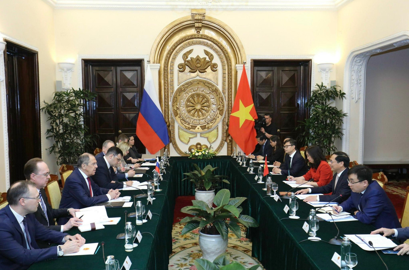 Hai Bộ trưởng và các quan chức Việt - Nga tại cuộc hội đàm. (Ảnh: Như Ý)