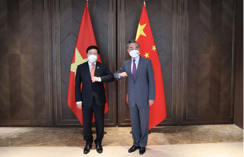 Phó Thủ tướng Phạm Bình Minh và Bộ trưởng Ngoại giao Trung Quốc trong cuộc gặp ngày 13/7. (Ảnh: Mofa) Phó Thủ tướng Phạm Bình Minh và Bộ trưởng Ngoại giao Trung Quốc trong cuộc gặp ngày 13/7. (Ảnh: Mofa)