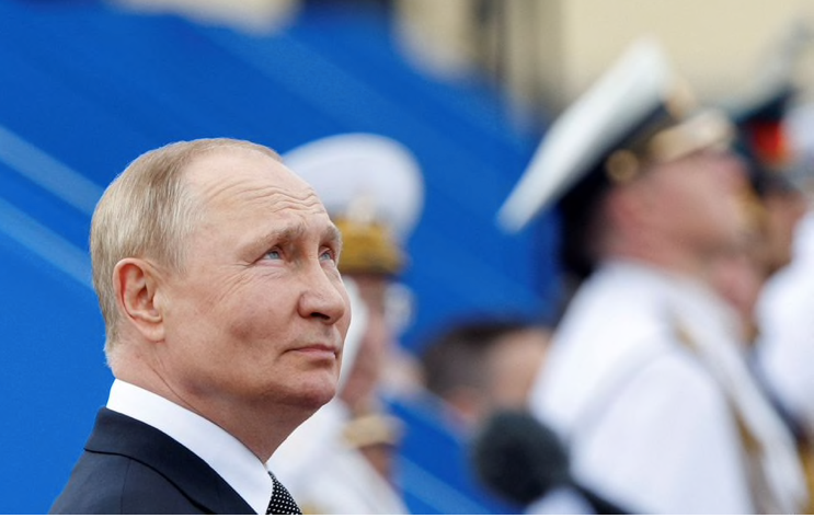 Tổng thống Nga Vladimir Putin dự lễ duyệt binh kỷ niệm ngày truyền thống của Hải Quân Nga 30/7. (Ảnh: Reuters) Tổng thống Nga Vladimir Putin dự lễ duyệt binh kỷ niệm ngày truyền thống của Hải Quân Nga 30/7. (Ảnh: Reuters)